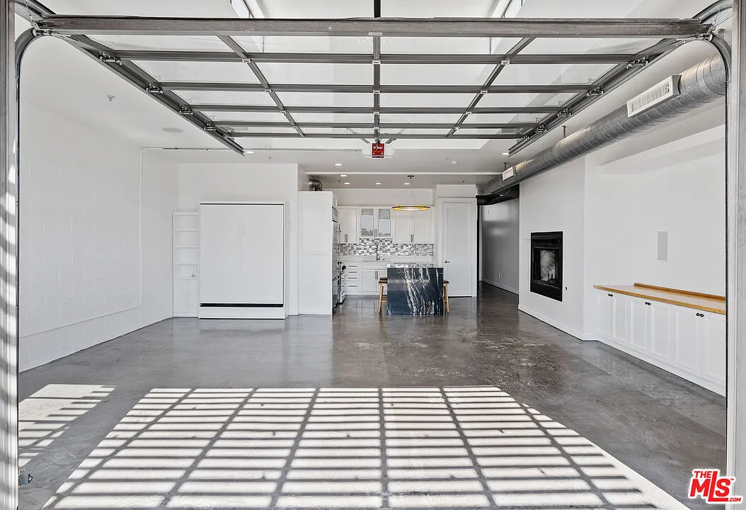 1 bed, 2.0 bath, 1380 sqft, $6,000 — Photo 2