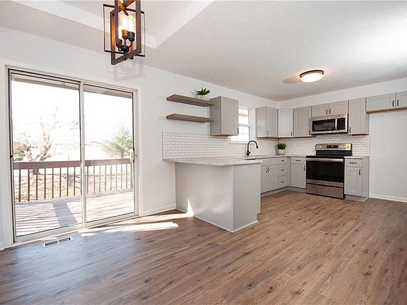3rd image of 2521 SE Winchester Dr