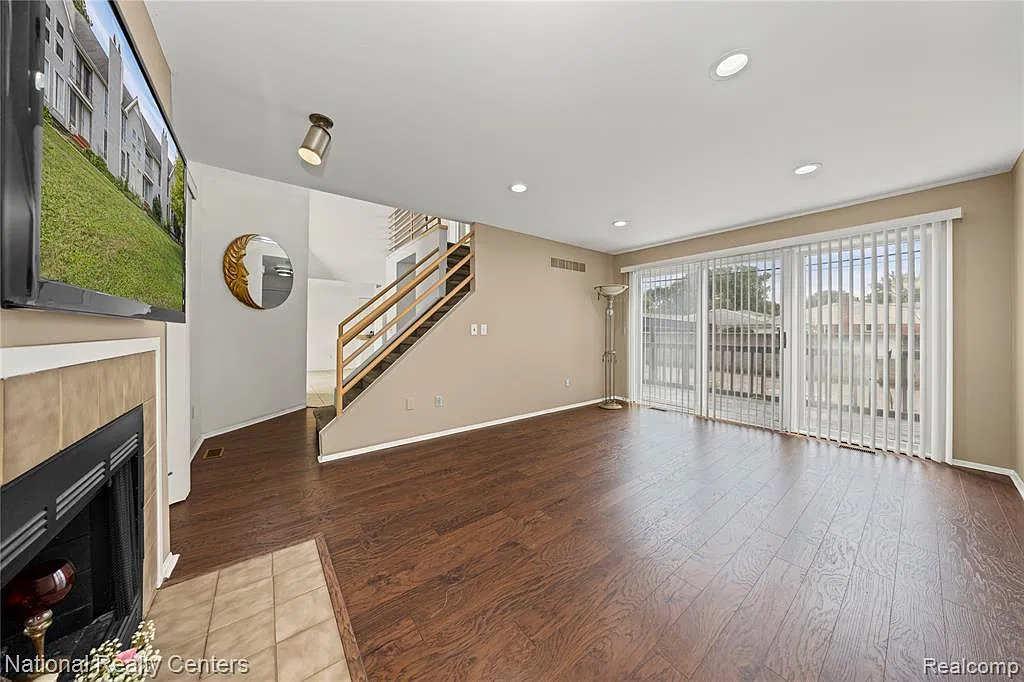 2 bed, 1.5 bath, 1323 sqft, $1,600 — Photo 4