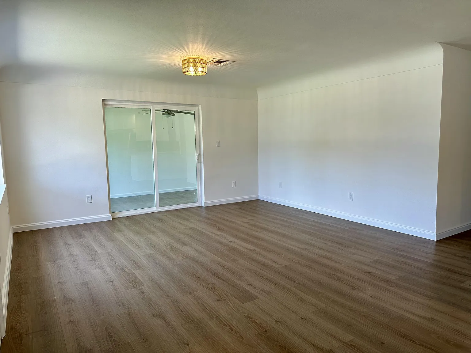 3 bed, 2.0 bath, 1344 sqft, $3,000 — Photo 3