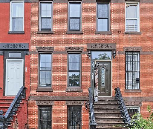 2nd image of 215A Lexington Ave