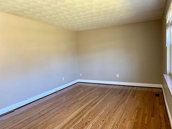 Large Living Room - Genuine Hardwood Floors