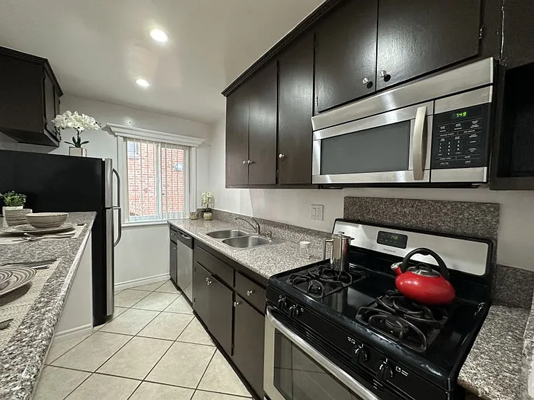 Edgemont Apts — Photo 33
