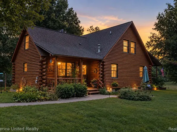 10373 Twin Lakes Dr, Otisville, MI 48463