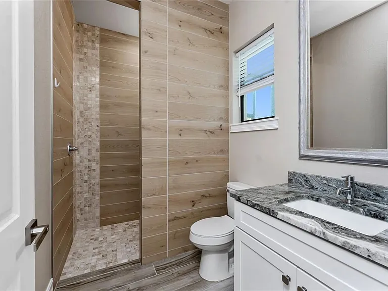 212 Rotonda Blvd E — Photo 17