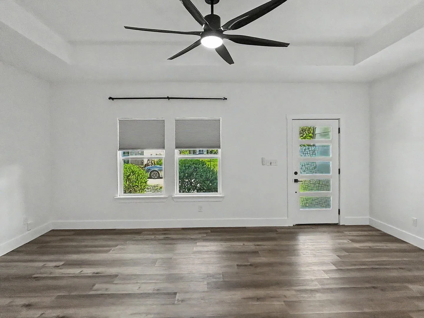 Modern 3-Bedroom Home Near Downtown — Photo 3