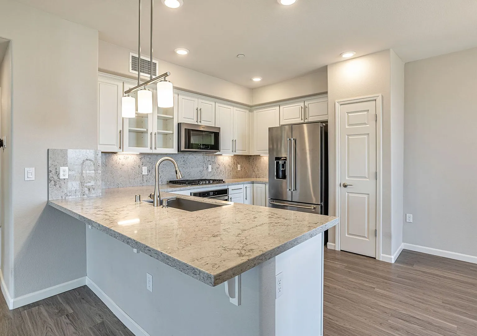 Modern 3BD Communications Hill End Unit | EV Charger | City Views — Photo 2