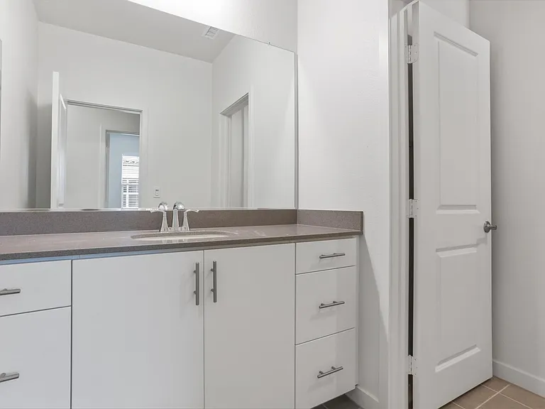 821 Blackstone Dr — Photo 6