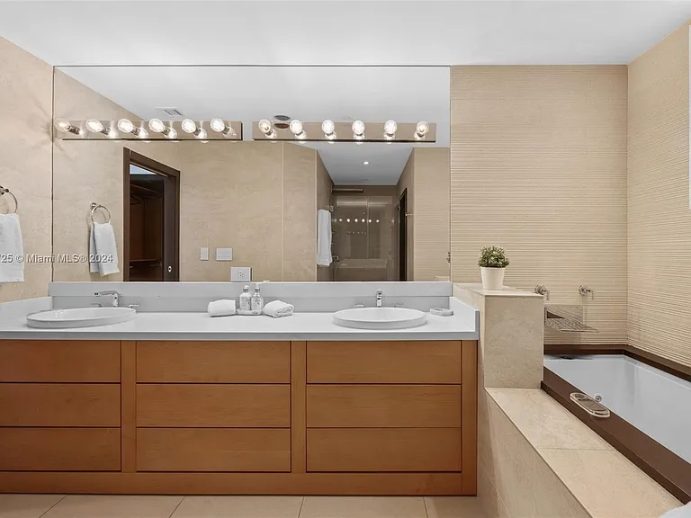 19127 Fisher Island Dr #19127 — Photo 27