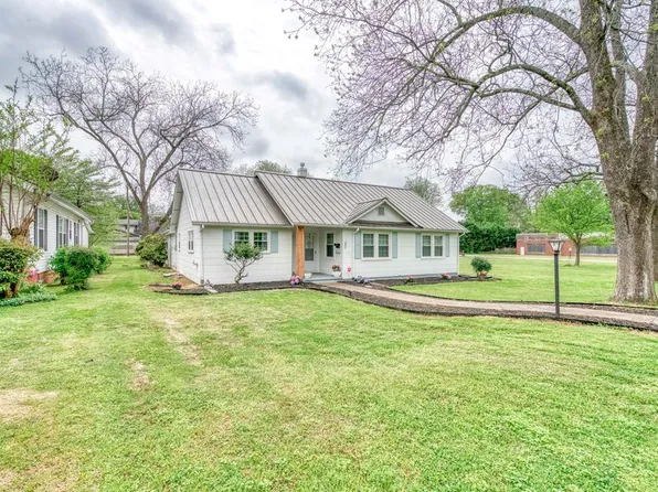 806 1st St, Tuscumbia, AL 35674