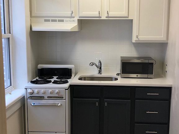 Kitchen (gas range, pull-down faucet)