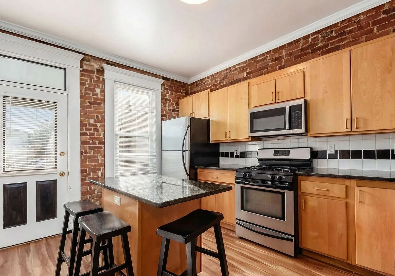 5 bed, 1.5 bath, $3,225 — Photo 2