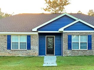 72 Ellzey Ln, Hattiesburg, MS 39402