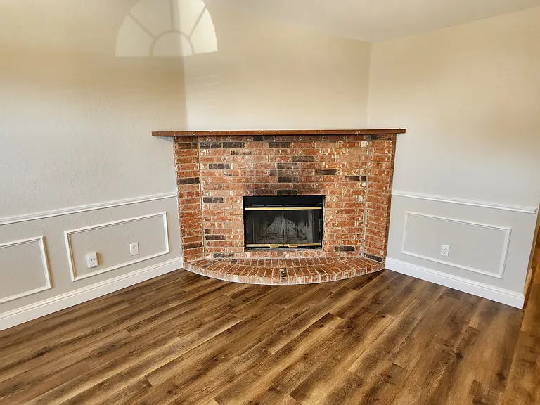 607 Hollyberry Dr — Photo 4
