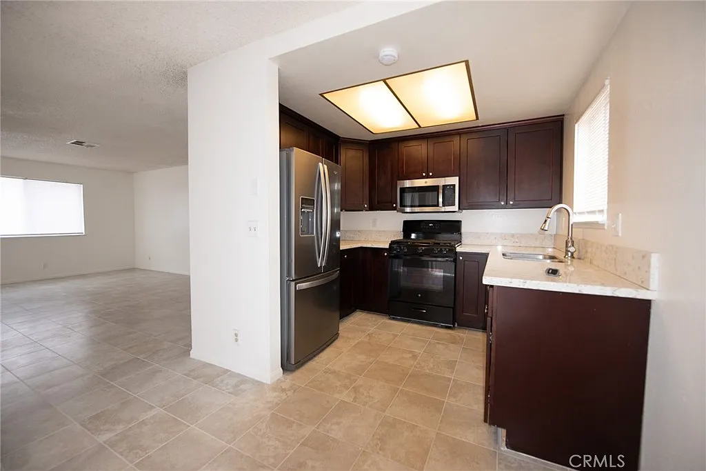 2 bed, 990 sqft, $1,700 — Photo 3