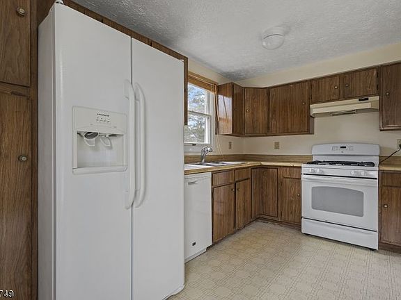 3rd image of 25 Wetmore Ave