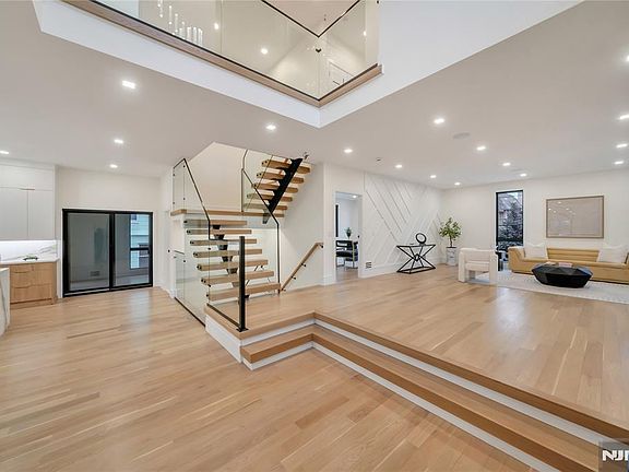 5th image of 283 Bluff Rd