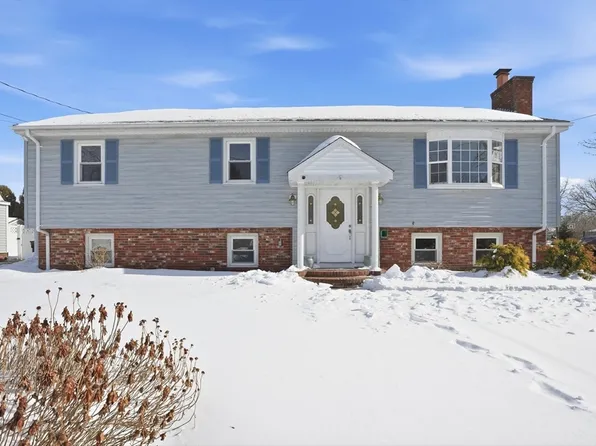 12 White St, Acushnet, MA 02743