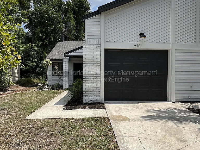 916 Robinhood Ct — Photo 1