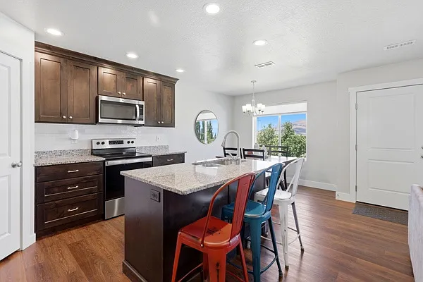 4 bed, 3.5 bath, 2350 sqft, $2,200 — Photo 3