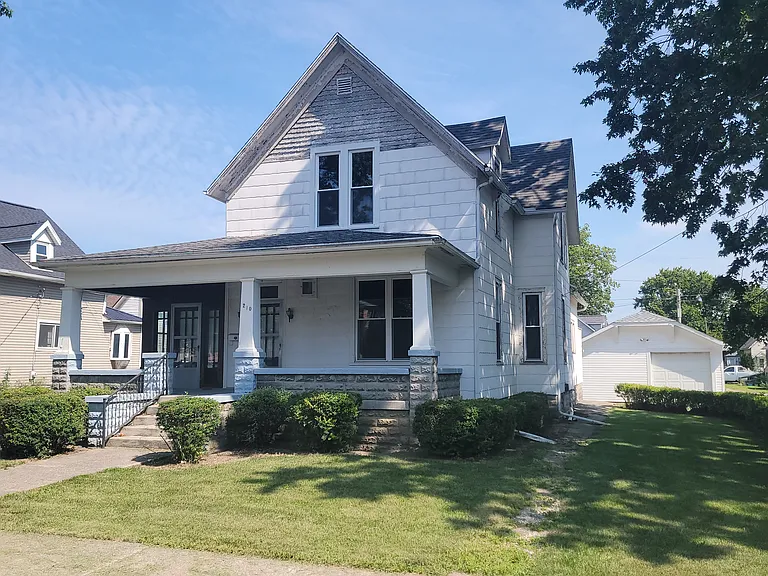 210 E 3rd St — Photo 2