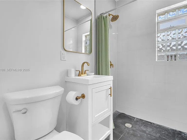 261 SW 15th St #2 — Photo 9