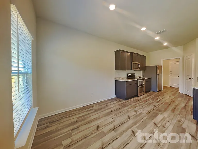 1933 Belmont Ln — Photo 4