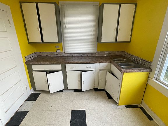 Kitchen (appliances will be on opossite wall