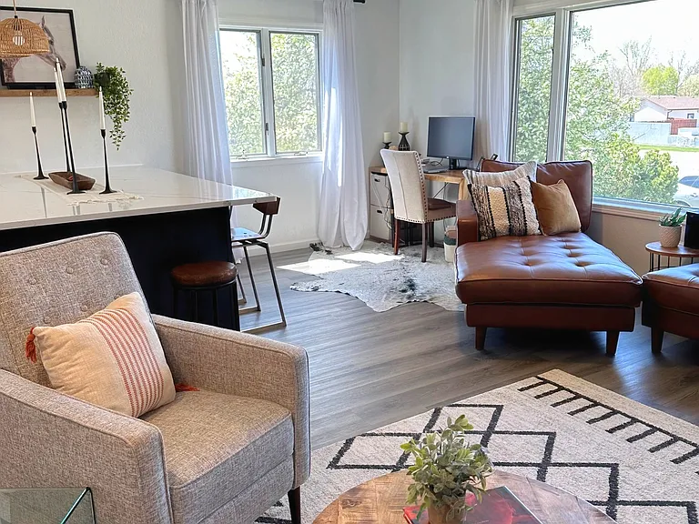 2209 Crestview Dr — Photo 3