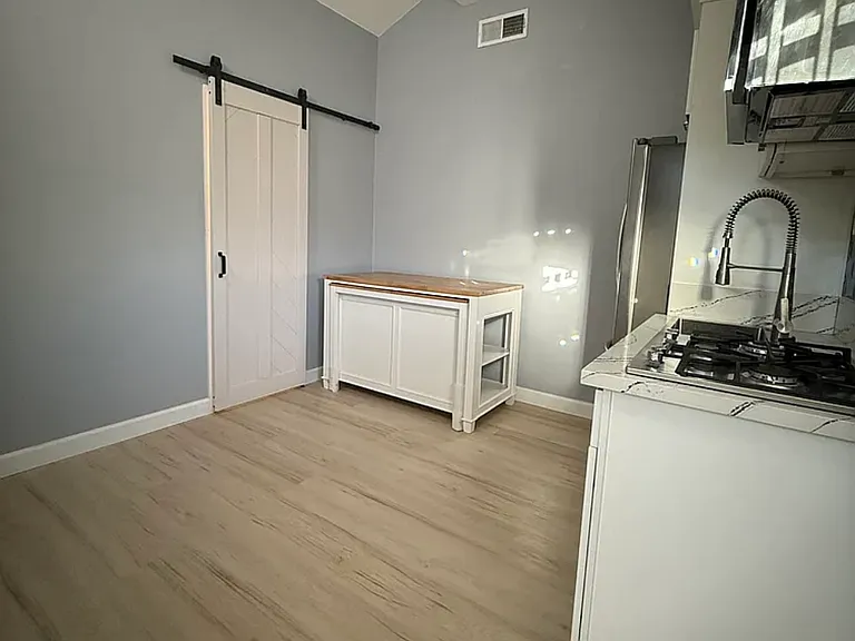 390 S Crest Rd — Photo 3
