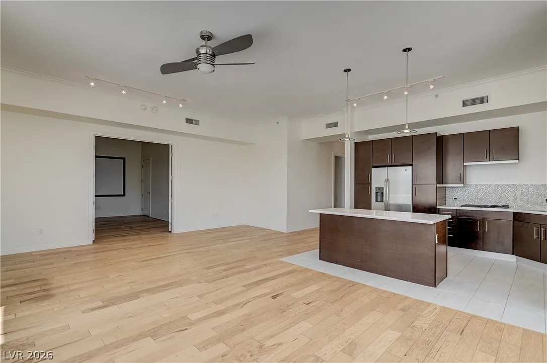2 bed, 2.0 bath, 2196 sqft, $4,400 — Photo 3