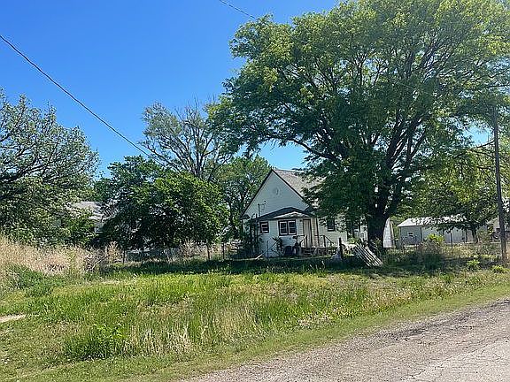 4th image of 405 Wood St