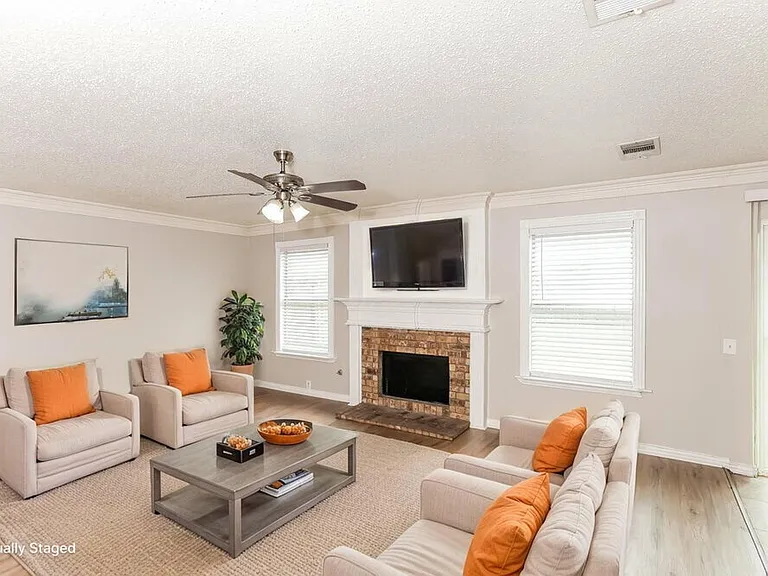 7027 Glenshire Dr — Photo 7
