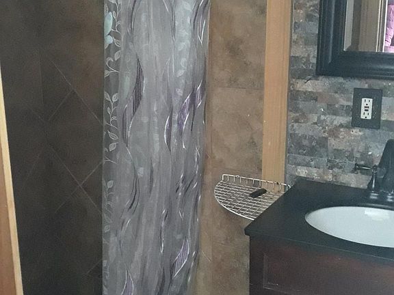 3rd image of 16 Hidden Valley Dr