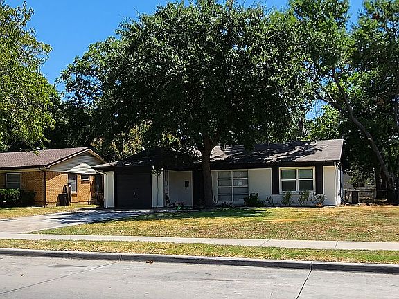 3rd image of 13734 Dennis Ln