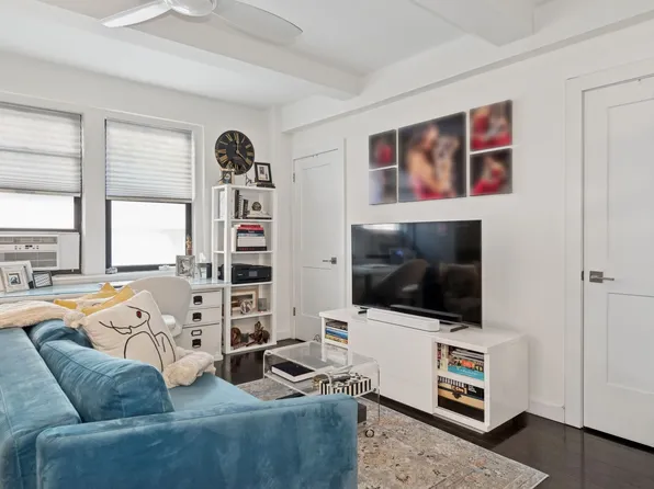 211 East 35th Street 4D image 2 of 6