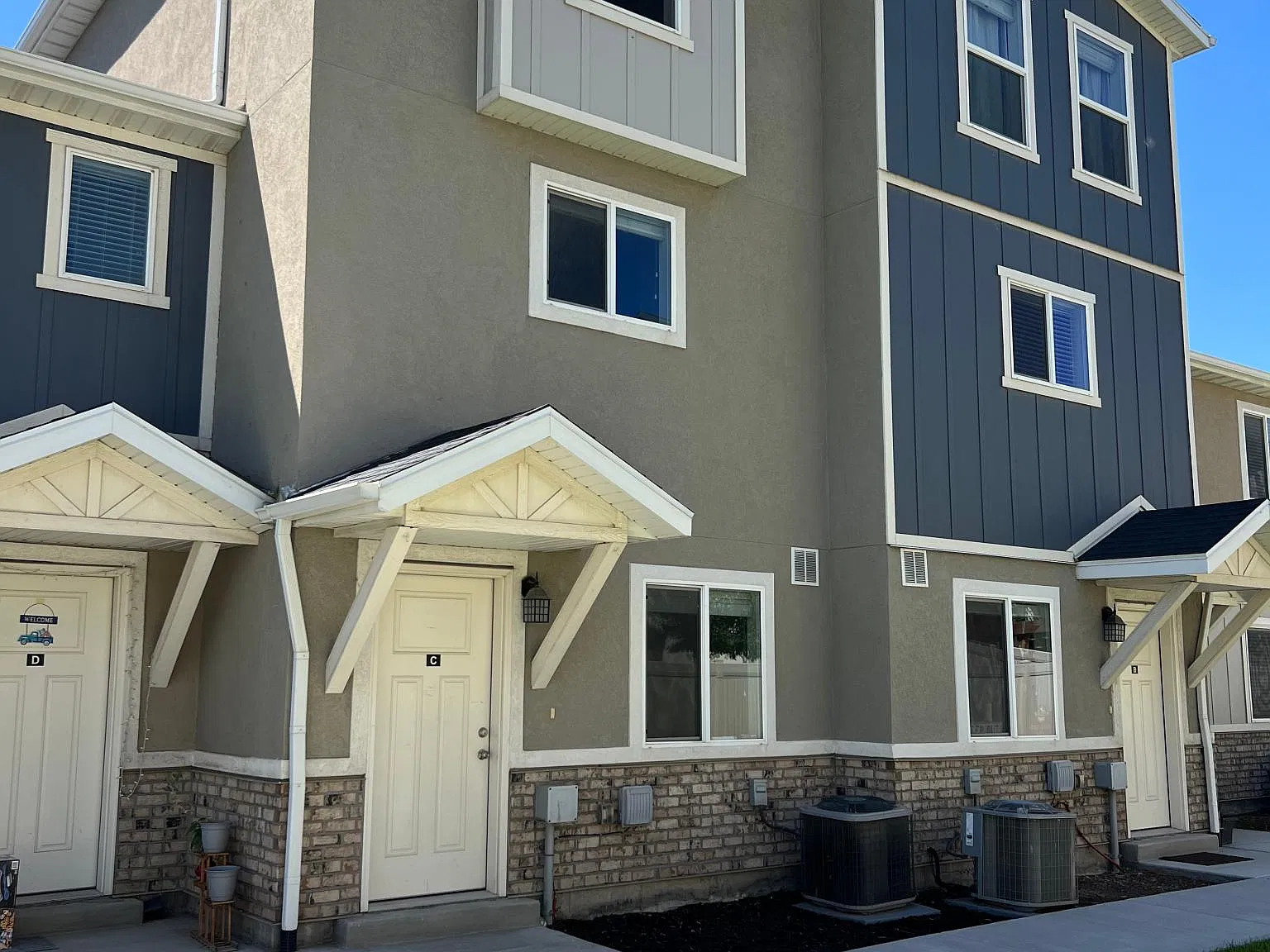 3 bed, 2.5 bath, 1354 sqft, $1,825 — Photo 2