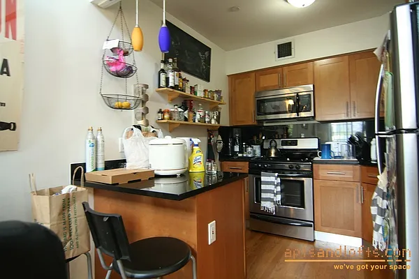 Rented by aptsandlofts.com | media 4