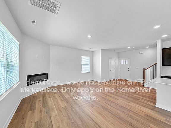 3rd image of 1415 Mammoth Rd
