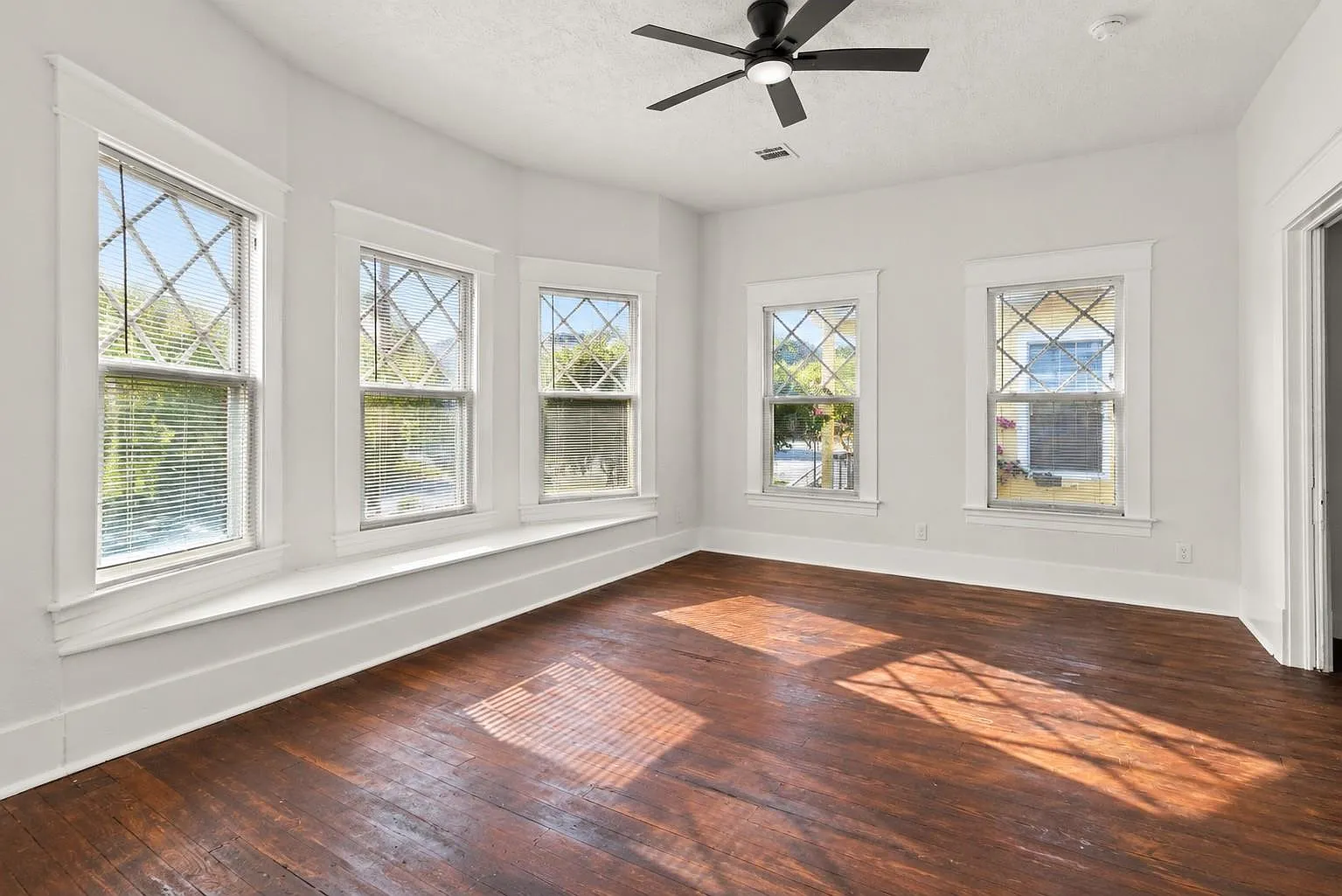 4 bed, 2.0 bath, 1370 sqft, $2,300 — Photo 4