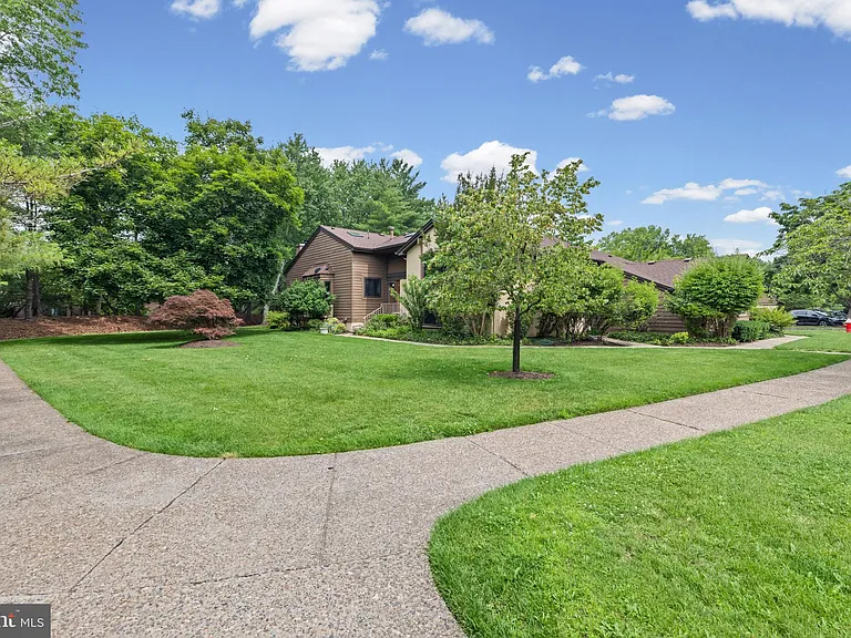 130 Sayre Dr — Photo 4