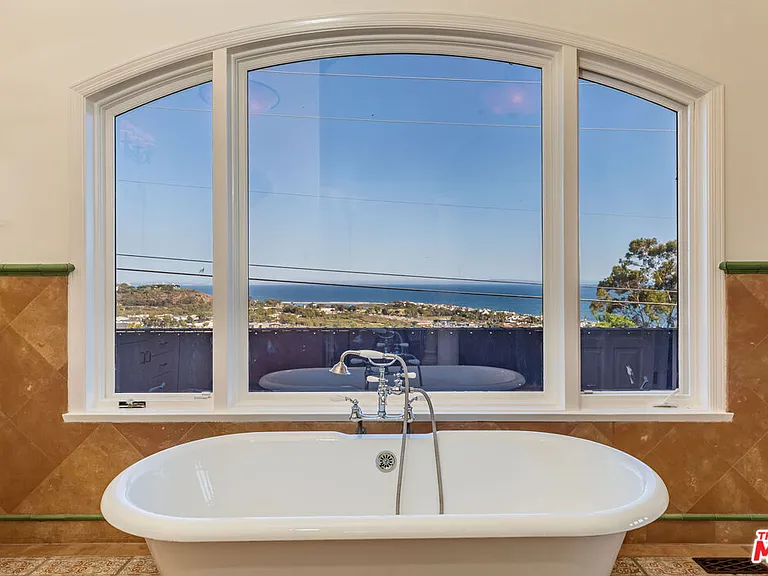 3453 Coast View Dr — Photo 19