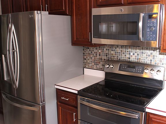 3rd image of 622 Warwick Ln