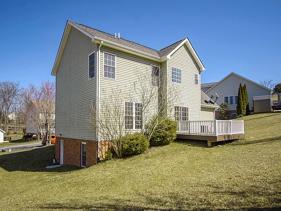 4th image of 208 Mountain Breeze Dr