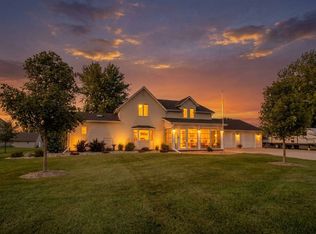 301 Black Forest Rd, Hull, IA 51239