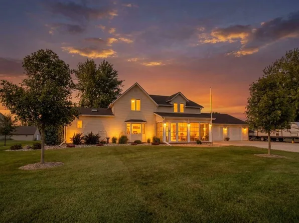 301 Black Forest Rd, Hull, IA 51239