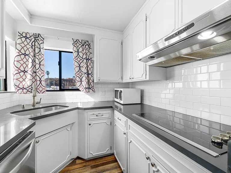 138 Marina Ave #D — Photo 2