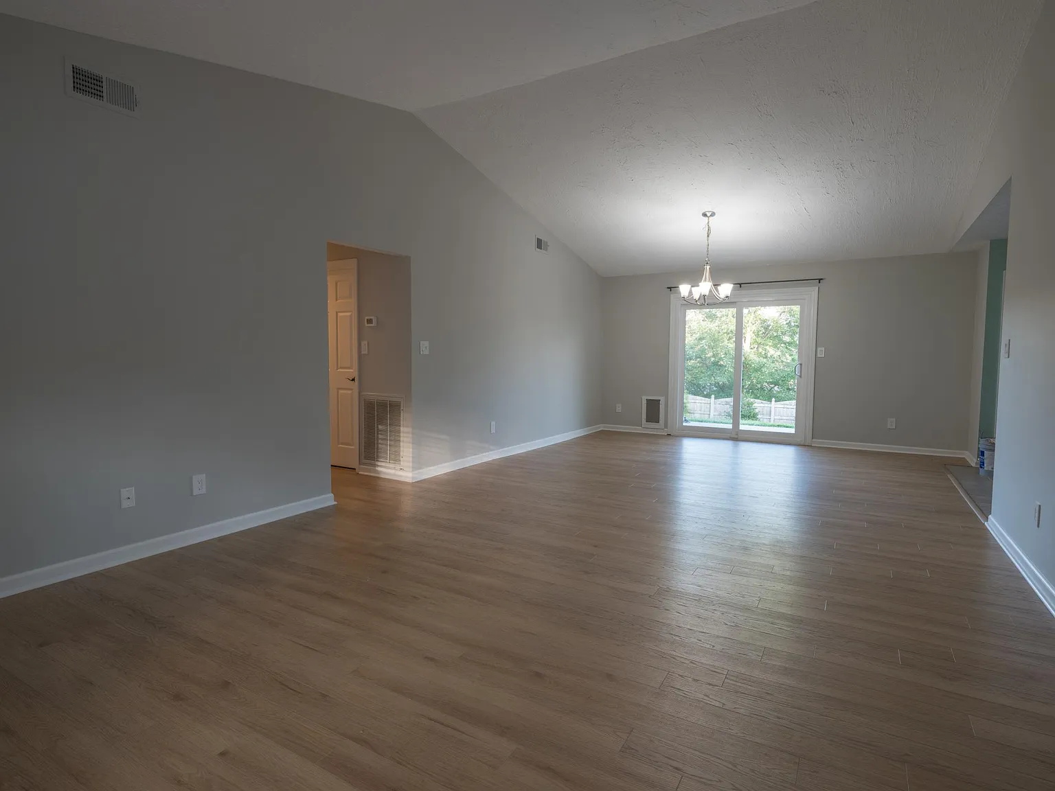 3 bed, 1372 sqft, $2,100 — Photo 3