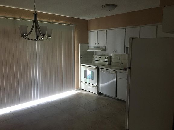 2nd image of 1560 Colonial Blvd APT 121