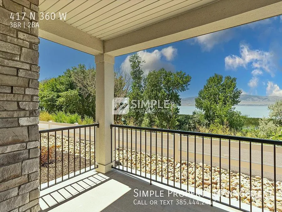 Premium Lakeside Living — Photo 2